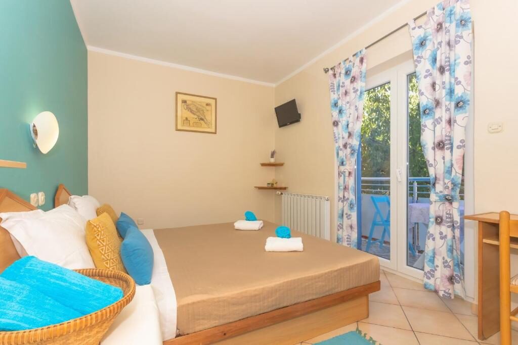 Bright room with balcony door and sea breeze in Petrčane